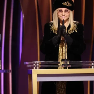 Barbra Streisand ficará de fora de Cannes após lesão; entenda