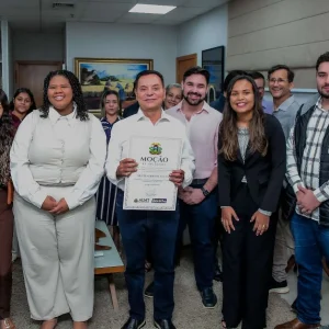 Botelho entrega Moção de Aplausos a servidores da Seaf por força-tarefa que liberou kits agrícolas para 37 municípios