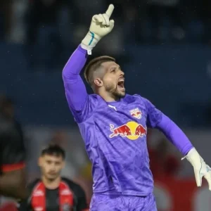 RB Bragantino vence o Vitória em jogo com dois pênaltis e gol de goleiro