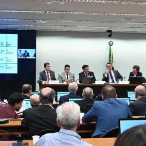 Analista aponta semelhanças entre tramitação da PEC do 6×1 e isenção do IR