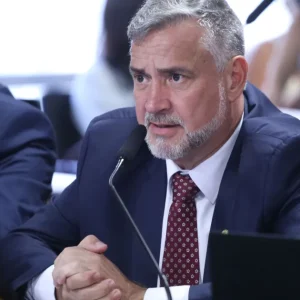 Pimenta pede tornozeleira para Flávio e defende CPMI do Banco Master