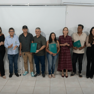 Prefeitura entrega títulos definitivos de regularização fundiária a moradores em Nova Mutum