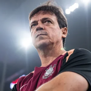 “Levanta a mão de novo pra você ver”, diz Diniz a Gabriel Paulista; veja