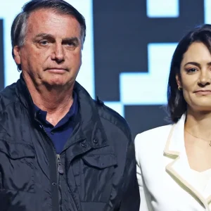 “Conseguiu tomar sopa”, diz Michelle sobre estado de Bolsonaro pós-cirurgia