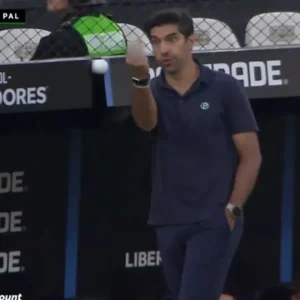 Palmeiras: Abel Ferreira é punido pela Conmebol após gesto obsceno