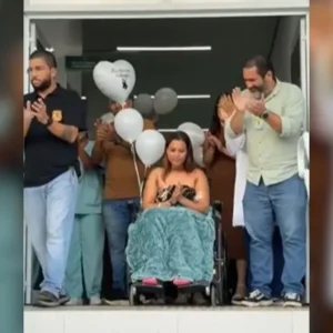 Vídeo: veja imagens da alta médica da mulher que ficou à deriva em Ilhabela