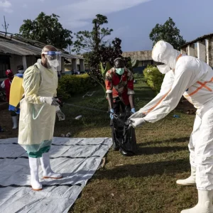 Uganda confirma três novos casos de Ebola em meio a surto em país vizinho