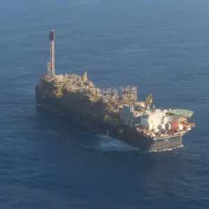 Governo estuda opções para manter taxação do petróleo em meio à guerra