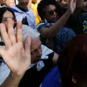 Marcha para Jesus reúne milhares de fiéis no centro do Rio de Janeiro