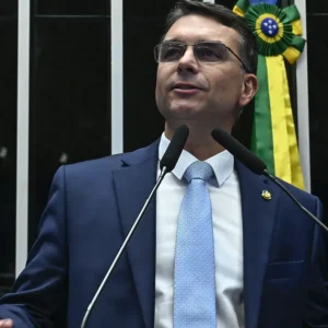 Flávio busca empresários para defender candidatura em meio à crise