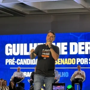 “Não abaixem a cabeça”, diz Flávio a aliados em evento com Derrite em SP