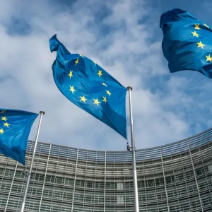 Zona do euro: superávit comercial ajustado cai a 3,5 bi de euros em março