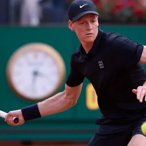 Sinner vence Pellegrino no Masters de Roma e iguala recorde de Djokovic