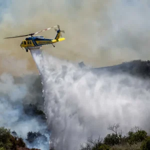 Mais de 33 mil receberam ordens de retirada devido a incêndio na Califórnia