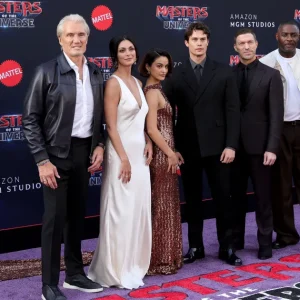 Encontro de He-Man: Nicholas Galitzine e Dolph Lundgren posam juntos