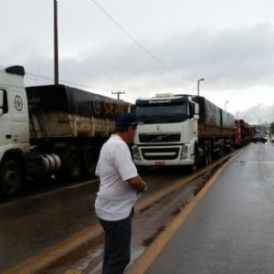 Debaixo de chuva caminhoneiros viram à noite em protesto; Diamantino para – Olhar Direto