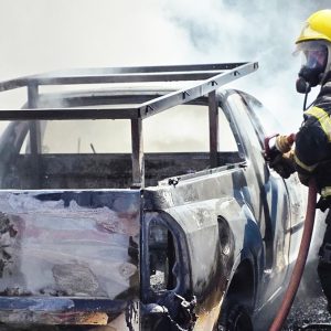Picape fica destruída ao pegar fogo em garagem de residência em Nova Mutum
