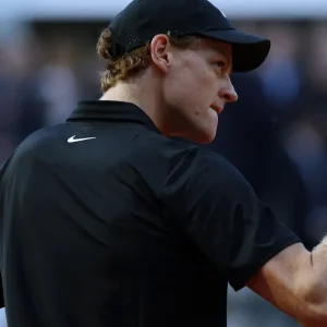 Sinner bate Medvedev, amplia sequência histórica e vai à final em Roma