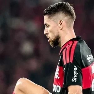 Flamengo confirma fratura de Jorginho; clube critica arbitragem