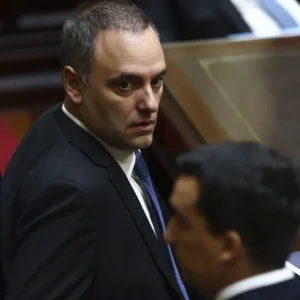 Chefe de Gabinete de Milei renuncia após acusações de corrupção