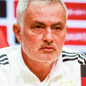Benfica termina Liga Portuguesa invicto com Mourinho, mas fora da Champions