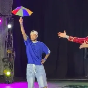 Neymar leva família ao circo e se apresenta com palhaço; veja