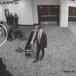 Novo vídeo mostra atirador tentando invadir jantar da imprensa com Trump