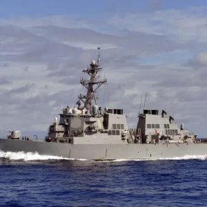 Navio de guerra dos EUA perdeu potência e propulsão por horas