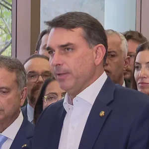 Flávio defende CPI do Master como “forma de separar bandido de inocente”