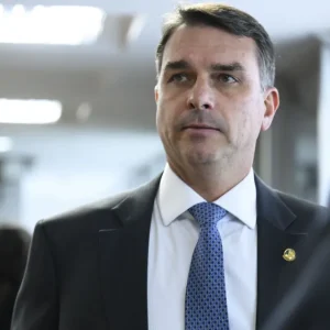 Flávio nega conhecer Vorcaro a banqueiro e, após áudio, não é recebido