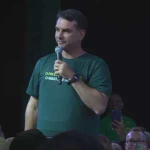 Sei jogar o jogo do poder em Brasília, diz Flávio Bolsonaro em SC