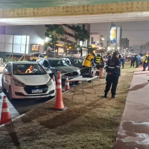 Blitz da Lei Seca na Avenida do CPA fiscaliza 165 veículos e flagra 29 motoristas sem carteira de habilitação