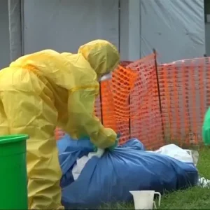 OMS declara surto de Ebola em países africanos emergência de saúde global