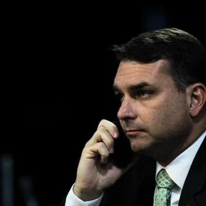 Flávio faz reunião de emergência após site revelar diálogo com Vorcaro