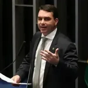 Em posse no TSE, Flávio cobra imparcialidade e critica eleição de 2022