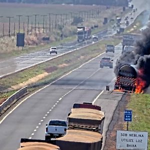 Vídeo: carreta-tanque pega fogo na BR-163 em Nova Mutum – 24 HORAS MT