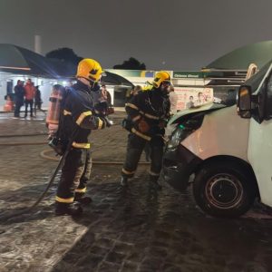 Corpo de Bombeiros combate incêndio em ambulância em Lucas do Rio Verde