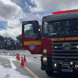 BR-251 é liberada após acidente entre ônibus e carreta em Minas Gerais