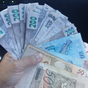 Casal encontra R$ 10 mil em caçamba de entulho e devolve valor ao proprietário em Nova Mutum; veja vídeo
