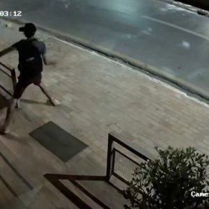 Câmera registra criminoso quebrando vidro de loja e furtando celular no Centro de Cuiabá; veja vídeo
