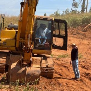 Equipe da Sintra atua para fazer um desvio na ponte sobre o Córrego Grande