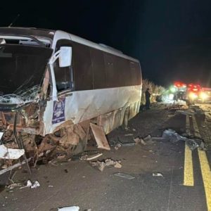 Acidente entre carreta, micro-ônibus e T-Cross deixa dois mortos e quatro feridos na MT-235