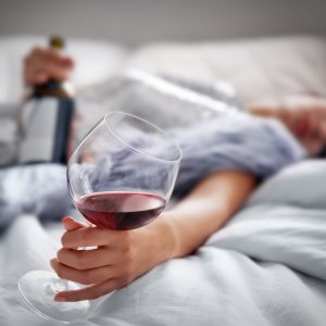 Álcool pode até ajudar a adormecer, mas piora qualidade do sono, aponta estudo