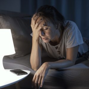 Dormir pouco ou demais pode acelerar envelhecimento do corpo e aumentar risco de doenças, diz estudo