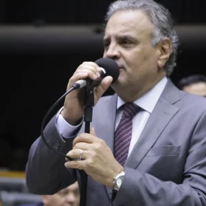 PSDB discute lançar Aécio após desgaste de Flávio Bolsonaro