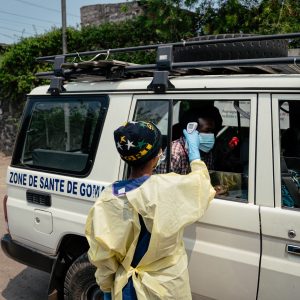 Surto de ebola: OMS avalia vacinas para cepa rara após mortes