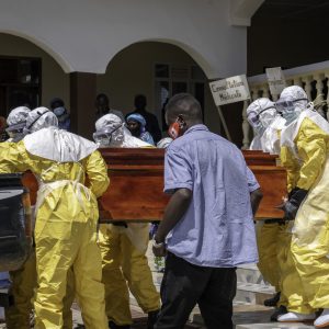 Como os cortes de Trump podem ter agravado o surto de ebola