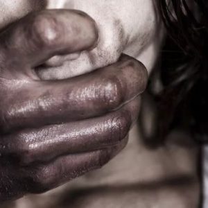 Homem invade residência de ex-companheira e a estupra sob ameaça de faca