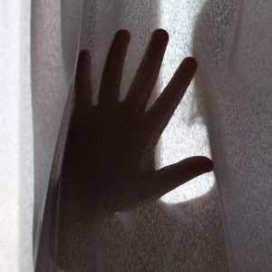 Mãe embriagada deixa criança sozinha em casa na madrugada