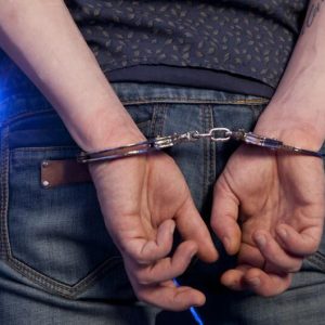 Briga em bar acaba com garrafada na cabeça e suspeito algemado